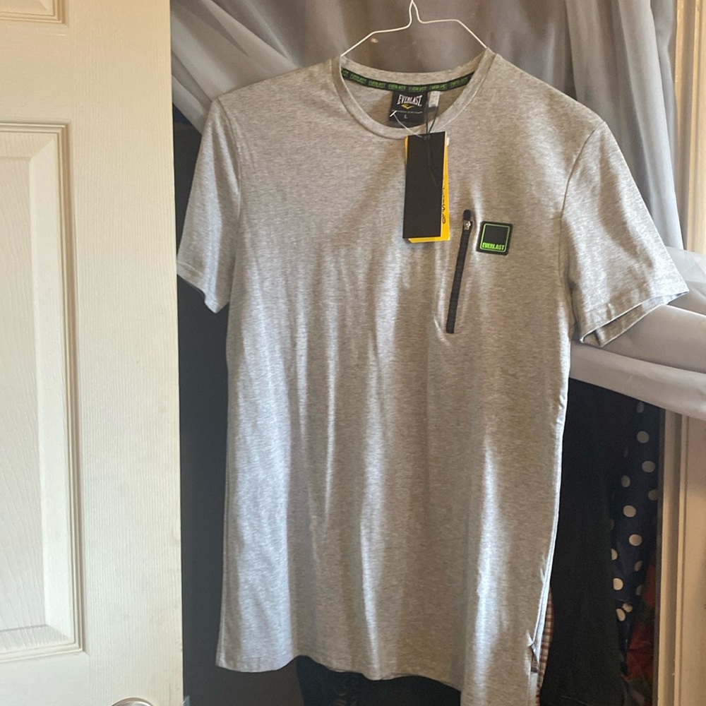 Everlast mens t-shirt with side zip pocket in front and NWT